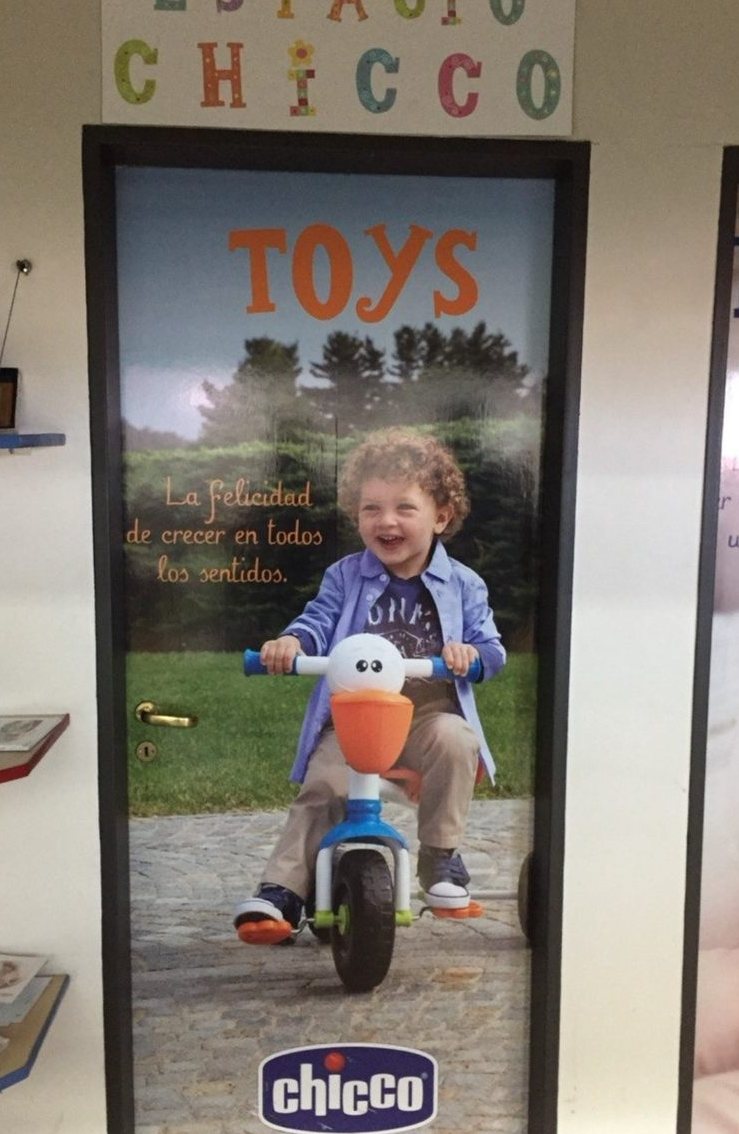 Puerta gráfica Espacio Chicco — Toys