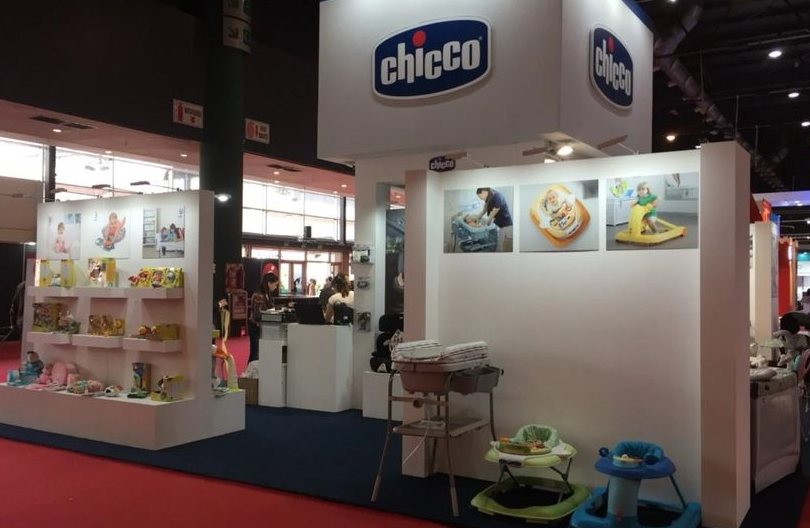Stand institucional en feria — Chicco