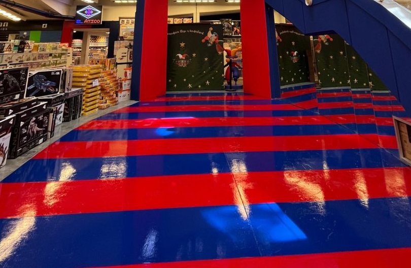 Vinilo de piso a rayas — local KinderLand