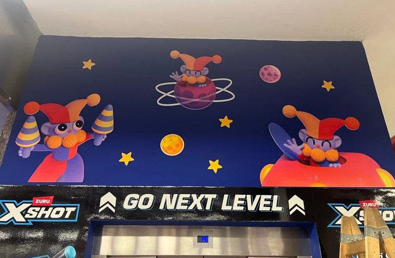 Mural de vidriera espacial — KinderLand X-Shot