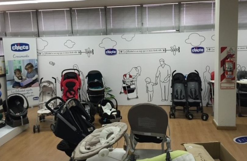 Pared gráfica y exhibición de cochecitos — Chicco